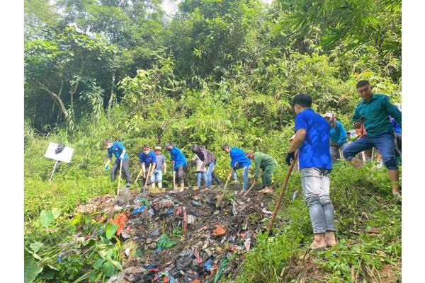 ĐOÀN XÃ MƯỜNG KIM THỤC HIỆN VỆ SINH MÔI TRƯỜNG XỬ LÝ ĐIỂM ĐEN RÁC THẢI