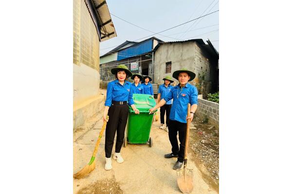 ĐOÀN XÃ THÈN SIN TÍCH CỰC THỰC HIỆN TIÊU CHÍ SỐ 17 VỆ SINH MÔI TRƯỜNG TRONG XÂY DỰNG NÔNG THÔN MỚI TẠI BẢN LỞ THÀNG 1