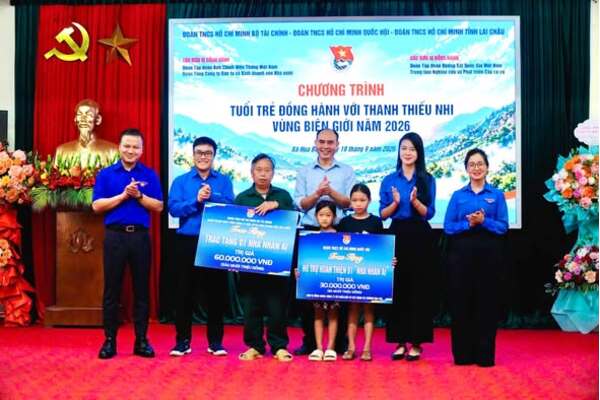 HƠN 400 TRIỆU ĐỒNG ĐƯỢC TRAO TẶNG CHO 03 XÃ NƠI BIÊN CƯƠNG TỔ QUỐC