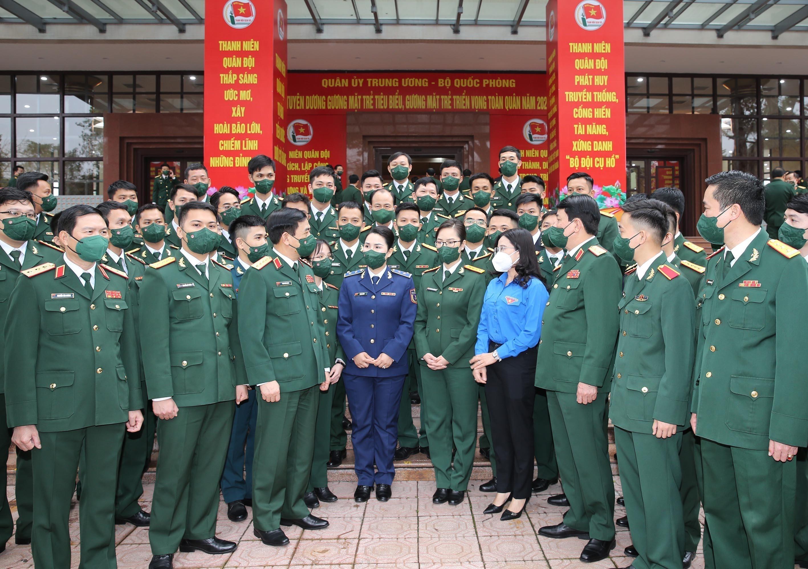 Ủy viên Bộ Chính trị, Đại tướng Phan Văn Giang, Bộ trưởng Bộ Quốc phòng; Ủy viên Bộ Chính trị, Đại tướng Lương Cường, Chủ nhiệm Tổng cục Chính trị Quân đội nhân dân Việt Nam với các đại biểu tại Lễ Tuyên dương gương mặt trẻ tiêu biểu, gương mặt trẻ triển vọng toàn quân năm 2021_Ảnh: TTXVN