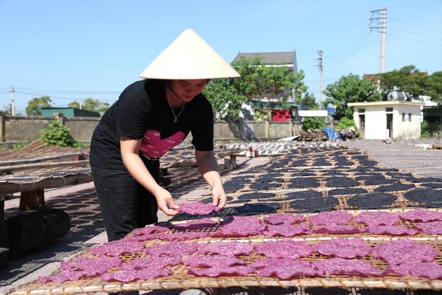 Cô gái 9x 'tô màu' cho bánh đa ảnh 1