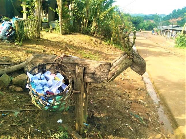 Không gian xanh nhờ thùng rác hình thú ngộ nghĩnh của thanh niên vùng sâu ảnh 1