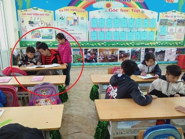 Gương sáng cậu học trò Mông dùng tay thay chân tới trường học chữ ảnh 3