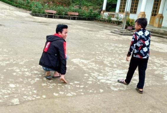 Gương sáng cậu học trò Mông dùng tay thay chân tới trường học chữ ảnh 2