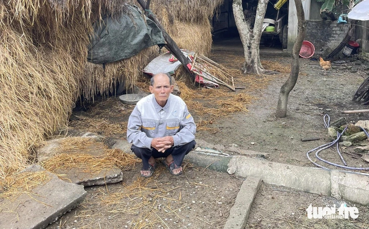 Ông Nguyễn Đình Sơn lo lắng suốt hơn hai ngày qua khi ba con bò đi lạc - Ảnh: TÂM PHẠM