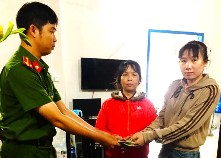 Công an xã An Ninh Tây (huyện Tuy An, tỉnh Phú Yên) tổ chức trao trả lại tài sản gồm giấy tờ cá nhân, cùng số tiền 13 triệu đồng cho bà Huỳnh Thị Xuân Lan (ở giữa) - Ảnh: Công an cung cấp