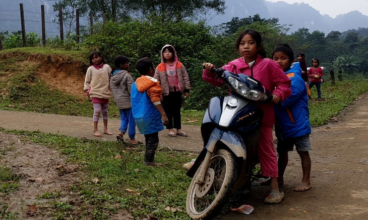 Nhiều vùng miền núi của tỉnh Quảng Bình đời sống người dân còn rất khó khăn, nhưng tỉnh này vẫn xin rút khỏi danh sách xin hỗ trợ gạo cứu đói của Chính phủ - Ảnh: QUỐC NAM