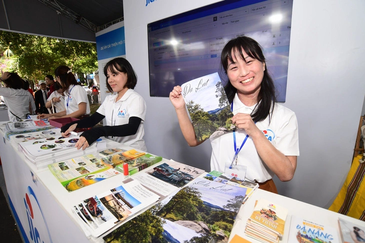 Chị Tsuruta Shiki giới thiệu về các hoạt động của tình nguyện viên hỗ trợ phát triển du lịch địa phương tại gian hàng JICA ở Lễ hội Việt - Nhật năm 2024 - Ảnh: JICA