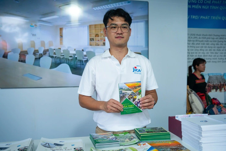 Anh Kamiji Shota mang đến Lễ hội Việt - Nhật năm 2024 nhiều ấn phẩm giới thiệu du lịch Cần Thơ - Ảnh: NGỌC ĐỨC