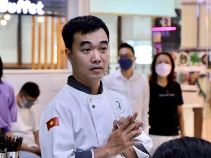 MasterChef Lê Nguyễn Hoàn Long mở lớp dạy nấu ăn miễn phí và giới thiệu việc làm nhằm giúp các bạn trẻ hoàn cảnh khó khăn có một công việc tốt để mưu sinh - Ảnh: NVCC