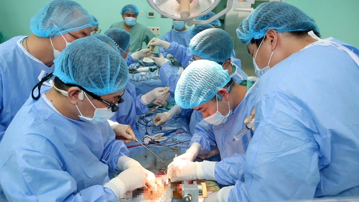 Các bác sĩ ở Huế thực hiện ghép tạng sau khi lấy từ người chết não ở Quảng Ninh - Ảnh: THƯỢNG HIỂN