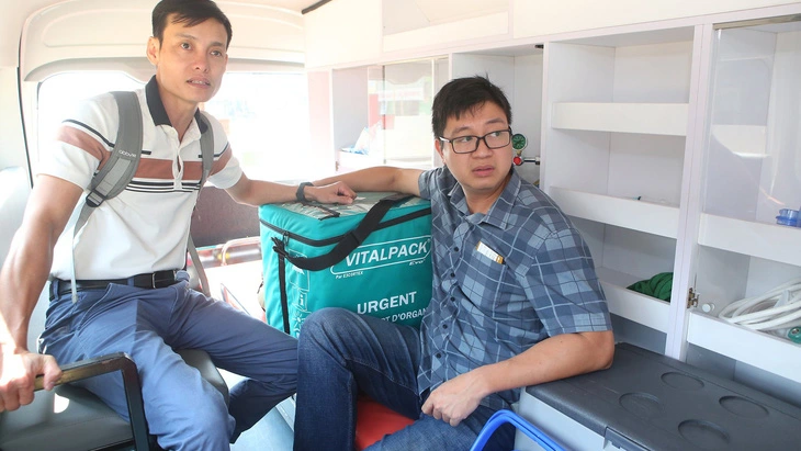 Sau khi lấy tạng từ người chết não ở Quảng Ninh, các bác sĩ nhanh chóng đưa lên xe cấp cứu để ra sân bay, cấp tốc đưa về Huế - Ảnh: THƯỢNG HIỂN