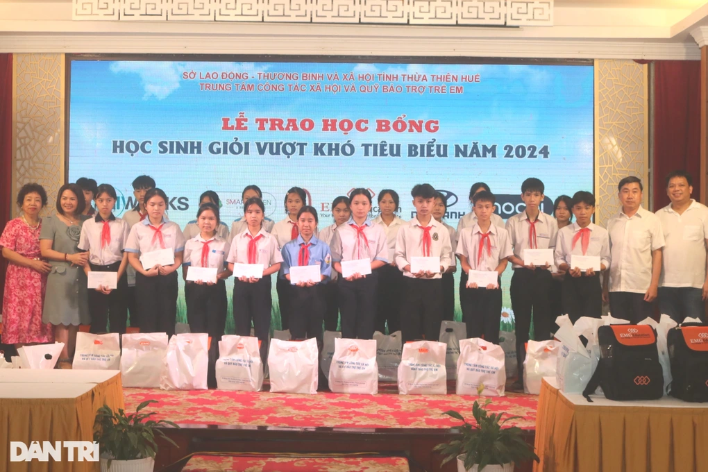 Nữ sinh mồ côi cha, vừa học vừa phụ mẹ khuyết tật chăm em - 3