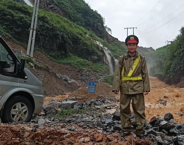 Thượng úy công an huyện Mèo Vạc dũng cảm cứu người giữa dòng nước lũ ảnh 1