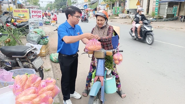 Thầy giáo trẻ vùng quê đưa học sinh trường làng vươn xa- Ảnh 1.