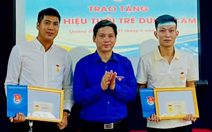 Những thanh niên dũng cảm lao ra biển cứu người được Trung ương Đoàn tặng huy hiệu "Tuổi trẻ dũng cảm" - Ảnh: D.H.