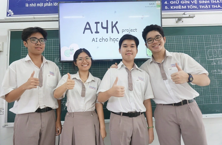 4 thành viên thực hiện dự án AI4K trong buổi dạy tại Trường tiểu học Nguyễn Việt Hồng, Nhà Bè, TP.HCM - Ảnh: MỸ DUNG