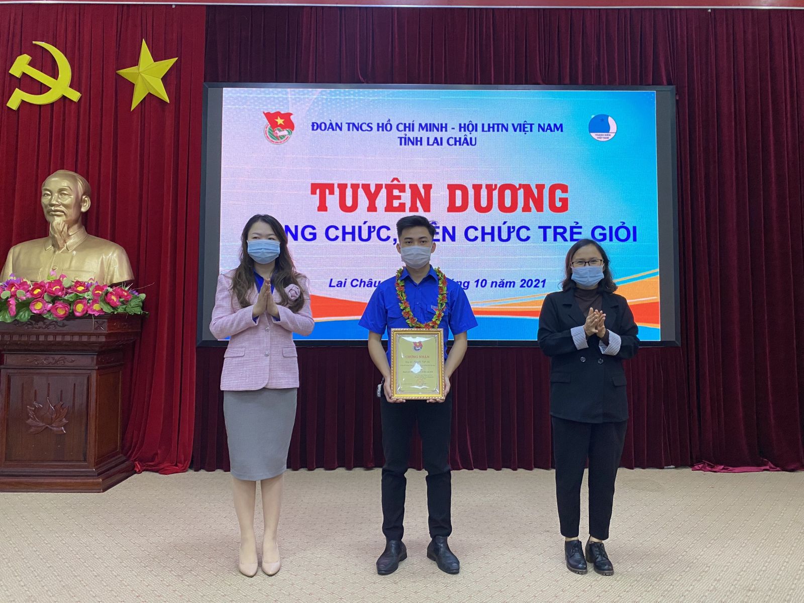 Lãnh đạo Tỉnh đoàn, Hội LHTN Việt Nam tỉnh trao chứng nhận cho thanh niên được tuyên dương
