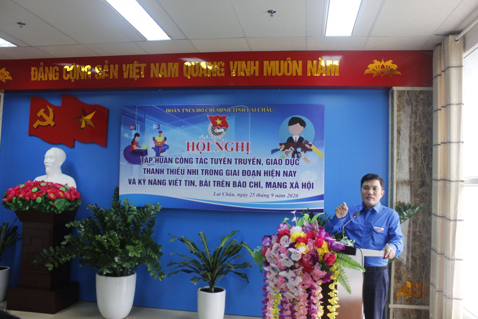 Nguyễn Hữu Ngọc - Phó Trưởng ban Tuyên giáo Trung ương Đoàn thông tin chuyên đề tại Hội nghị tập huấn