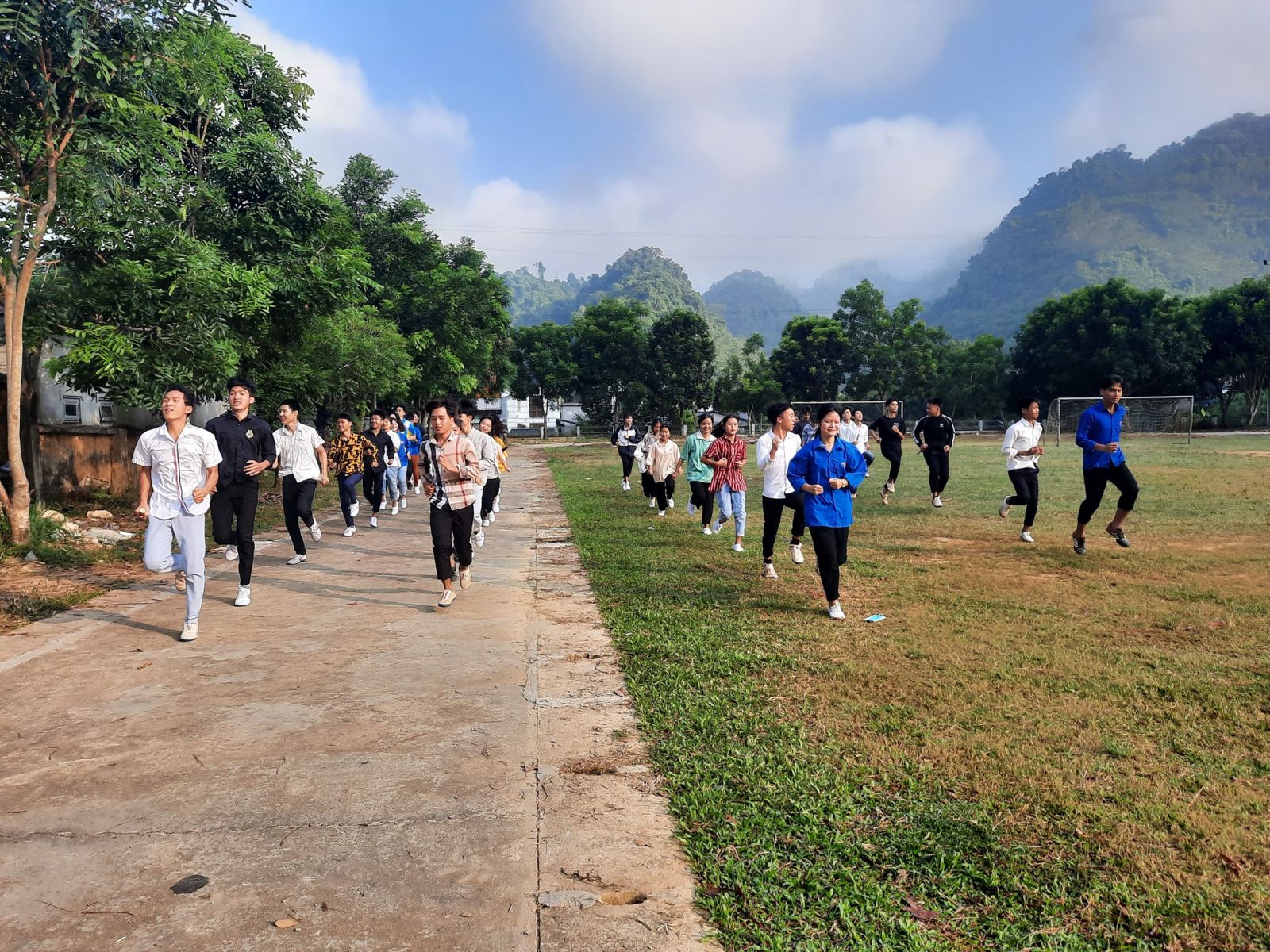 Đoàn trường THPT Phong Thổ rèn luyện thể lực cho học sinh
