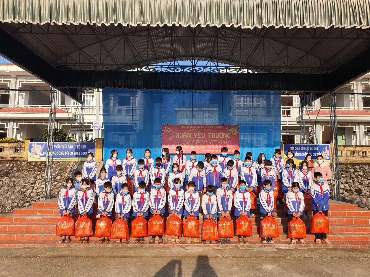Quyên góp, tặng quà cho học sinh có hoàn cảnh khó khăn - Liên đội Trường THCS thị trấn Tam Đường