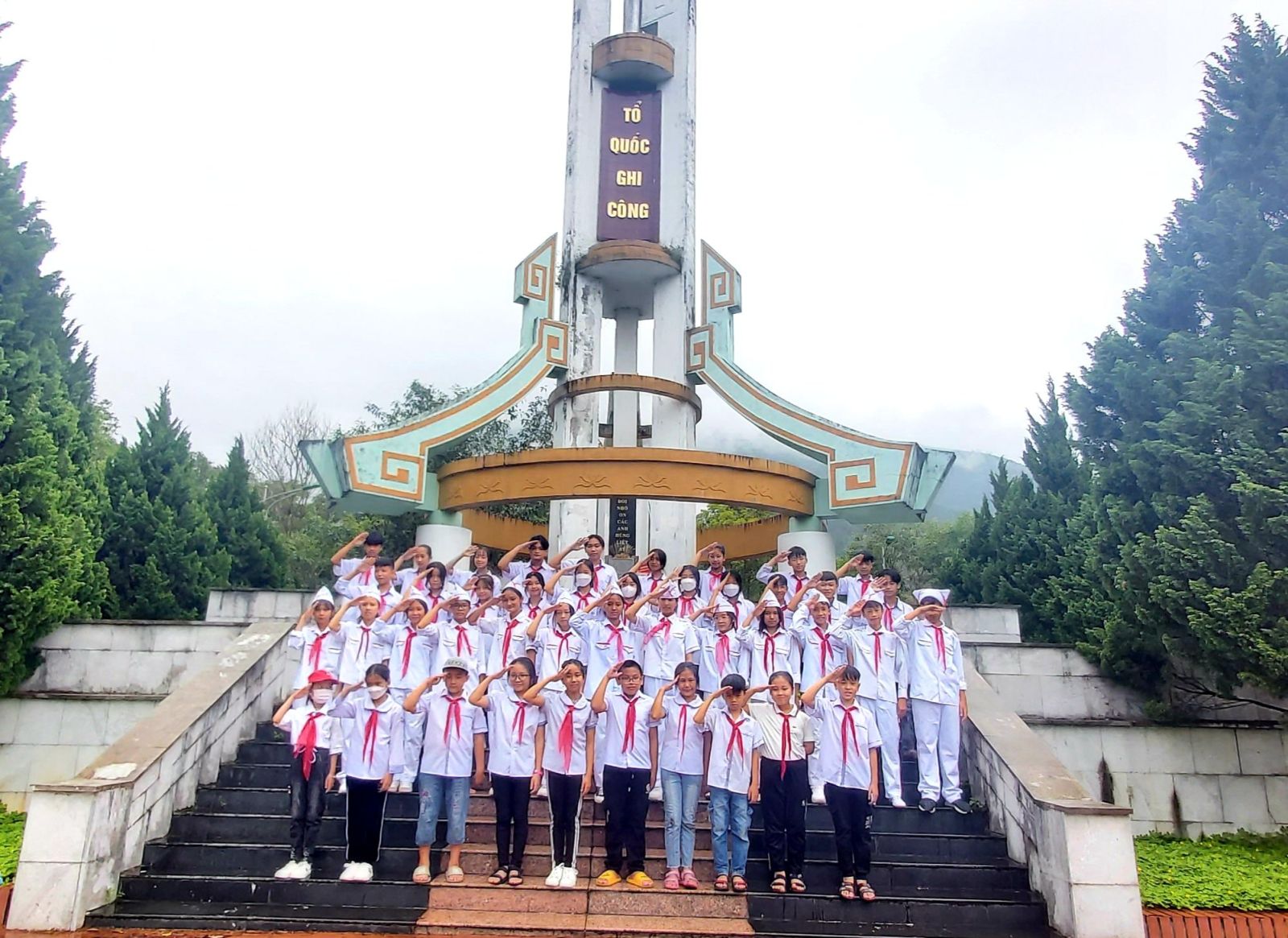 Đội viên Liên đội Trường Tiểu học và Liên đội Trường THCS thị trấn Tam Đường dâng hương tại Đài tưởng niệm liệt sỹ Tam Đường