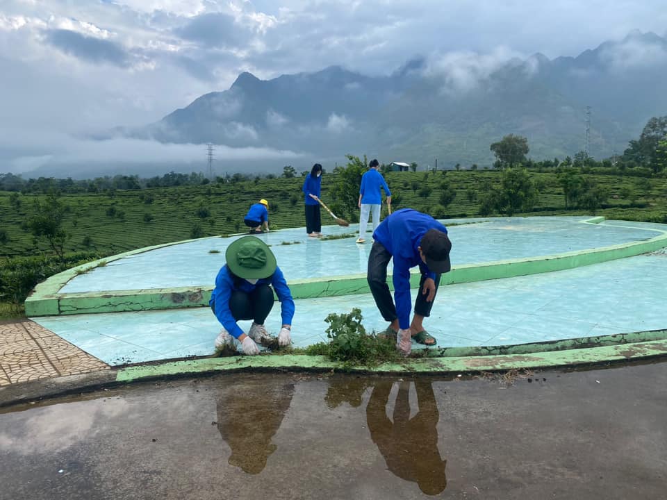 Hoạt động tặng thùng rác cho các hộ dân tại Tổ dân phố 1