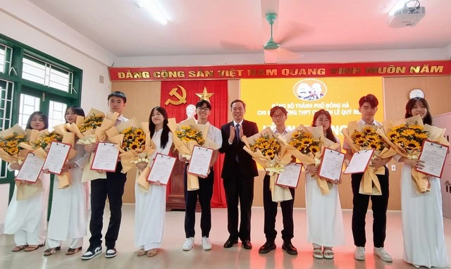 Quảng Trị có thêm 9 đảng viên tuổi 18- Ảnh 1.