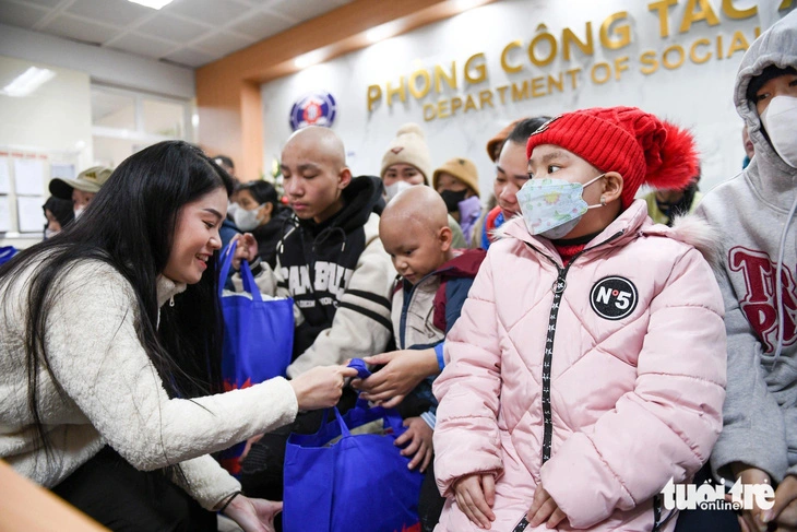Hoa hậu nhân ái Trần Mỹ Huyền đồng hành tặng quà cho bệnh nhi tại Bệnh viện K - Ảnh: NAM TRẦN