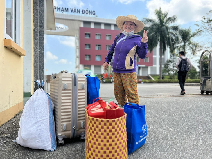 Bà Đài vui mừng khi đi chuyến xe 0 đồng từ TP.HCM về quê nhà Quảng Ngãi đón Tết 
