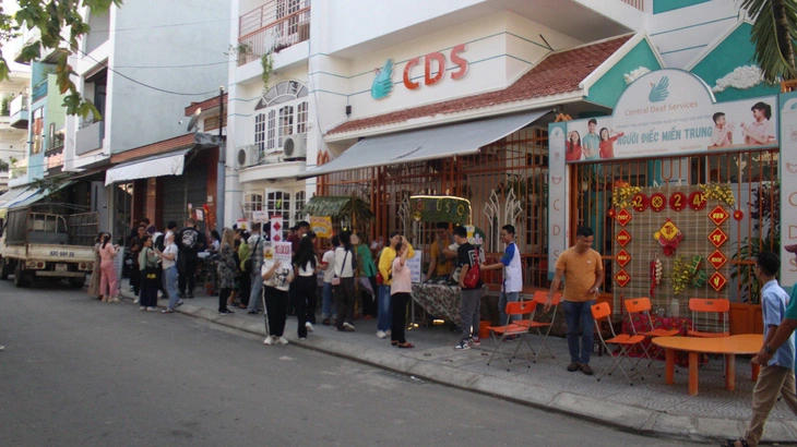 Phiên chợ của người điếc nằm bên Trung tâm CDS - Ảnh: QUANG HIẾU