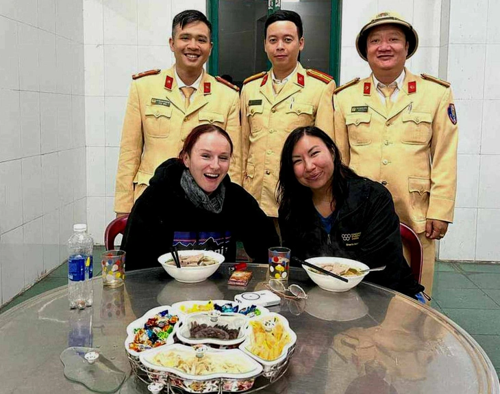 Hai nữ du khách người Anh và Canada được tổ CSGT Công an tỉnh Quảng Trị mời về trụ sở ăn bữa cơm Tết sau khi bị nạn - ẢNH: N.V.