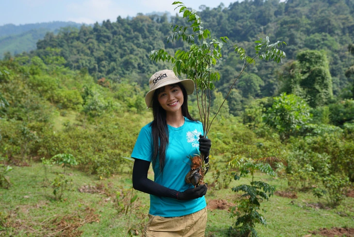 H'Hen Niê trở lại Vườn quốc gia Bến En để trồng rừng - Ảnh: NVCC