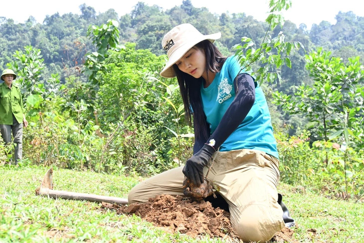 H'Hen Niê cuốc đất, tự tay trồng những cây lim mới - Ảnh: NVCC