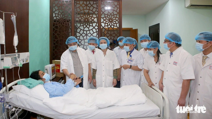 Thủ tướng Phạm Minh Chính bắt tay, động viên bệnh nhân vừa được ghép tạng xuyên Việt tại Bệnh viện Trung ương Huế - Ảnh: THƯỢNG HIỂN