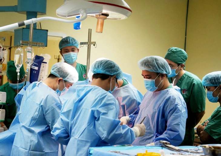 Lần đầu tiên ca phẫu thuật lấy đa tạng người hiến được thực hiện tại bệnh viện tuyến tỉnh của Quảng Ninh - Ảnh: NGUYỄN TRANG