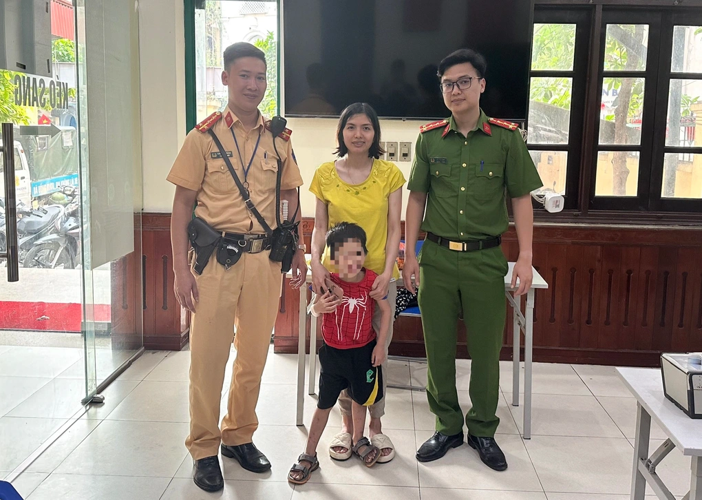 Bé trai 5 tuổi bị lạc mẹ khi đi từ Nam Định lên Hà Nội chơi - 1