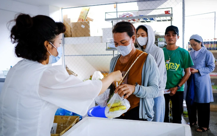 Chủ quán cơm 2.000 đồng Nguyễn Thị Huy phát cơm hộp cho những bệnh nhân mang về