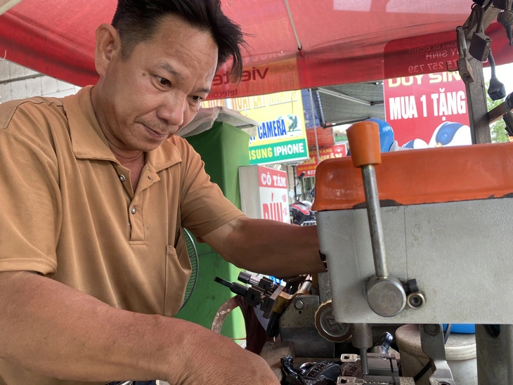 'Thịnh hiệp sĩ' thầm lặng dẫn người qua ngã ba suốt 30 năm - Ảnh 2.