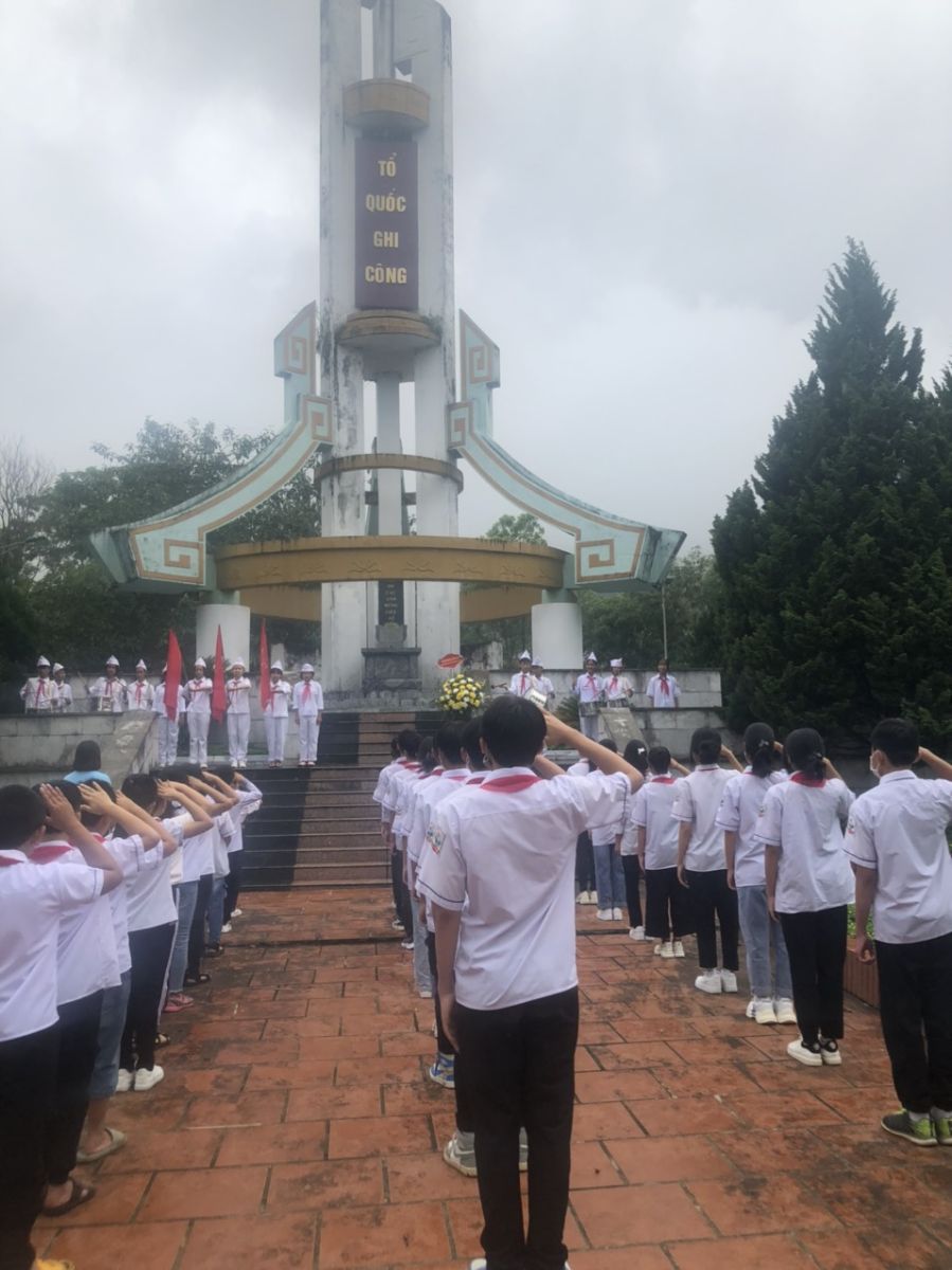 Đội viên Liên đội Trường Tiểu học và Liên đội Trường THCS thị trấn Tam Đường dâng hương tại Đài tưởng niệm liệt sỹ Tam Đường