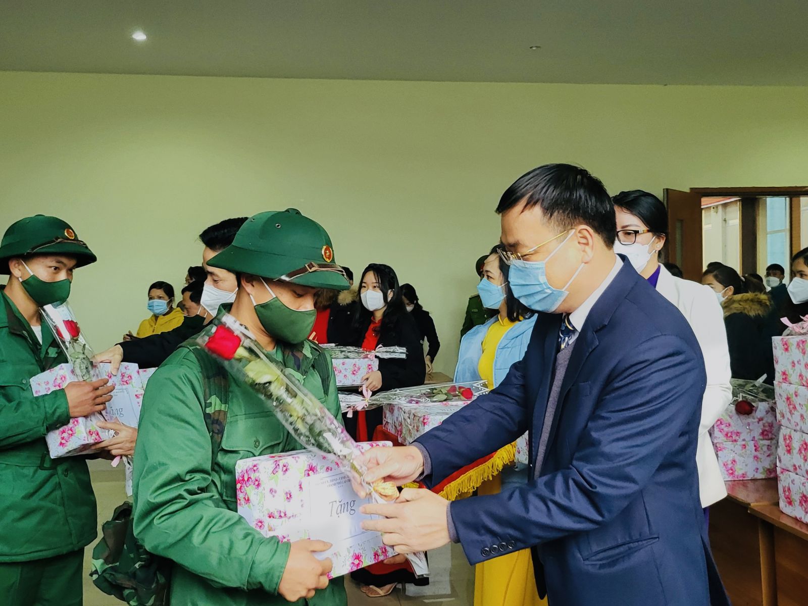 Các đồng chí lãnh đạo thành phố Lai Châu tặng quà cho các đồng chí quân nhân hoàn thành nghĩa vụ quân sự trở về địa phương năm 2022